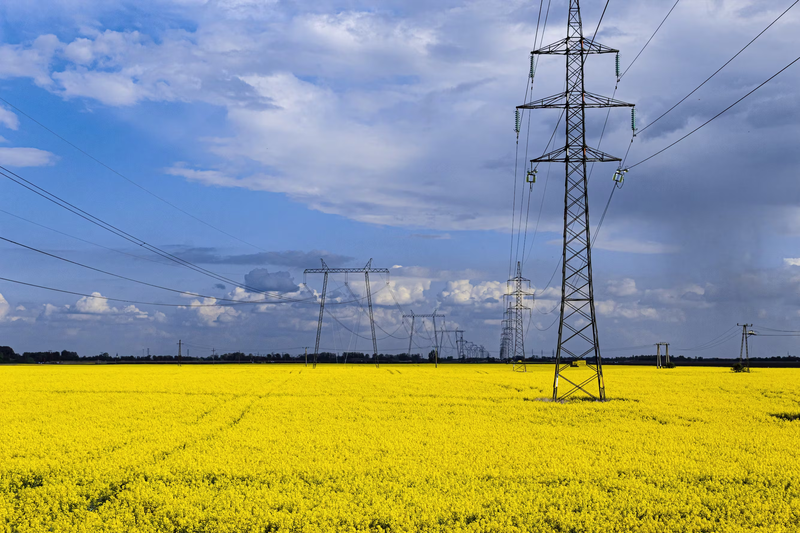 Фонове зображення електроенергетичної інфраструктури